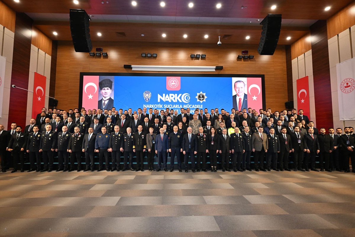 EGM Narkotik Suçlarla Mücadele Başkanlığı koordinesinde, İçişleri Bakanımız Sayın Ali Yerlikaya’nın başkanlığında gerçekleştirilen “2025 Yılı Değerlendirme Toplantısı”na katılım sağladık.

Uyuşturucuyla mücadelede yürütülen çalışmalar ve hedefler değerlendirildi.