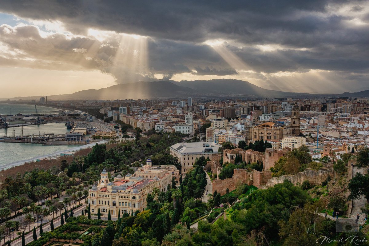 Un atardecer en Málaga 😍
#SienteMLG

Foto: <a href="/Zappa_Malaga/">Zappa ۞</a>
