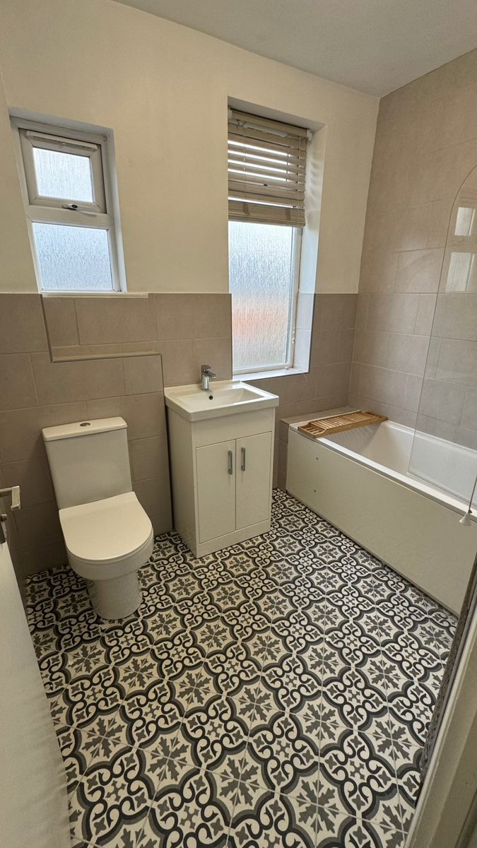 LmestatesLondon's tweet photo. 3 BEDROOM HOUSE TO LET 
MAYBANK AVENUE, WEMBLEY HA0
New Refurbished 1 Year Ago 
Rent £2,300 pcm bills separate 

3 Bedrooms 
2 Reception rooms 
Modern fitted kitchen 
Dining area with kitchen 
Master bathroom with shower 
Unfurnished
Gas central heating system
Vaillant boiler https://t.co/o2pphBSLJ7