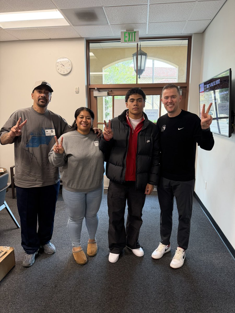 HonorFaalave's tweet image. Appreciate you Coach @LincolnRiley For coming out and visiting me!! #Fighton✌️