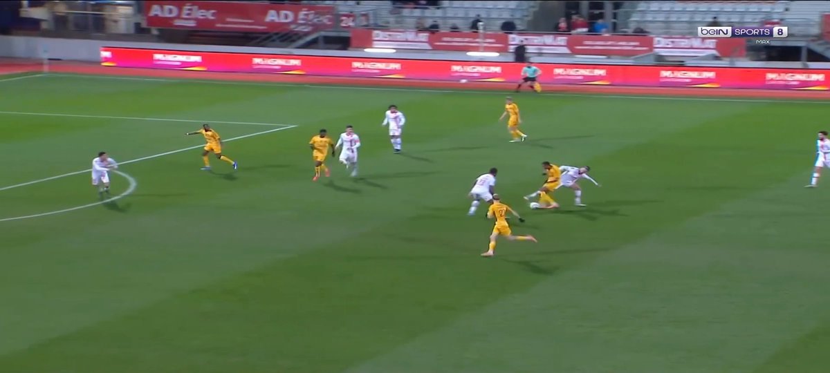 L0ad_1ng's tweet photo. Le HJ sur le troisième but 🤡🤡 . Arbitre de merde ! #ASNLRAF https://t.co/YOXk2itoQ7
