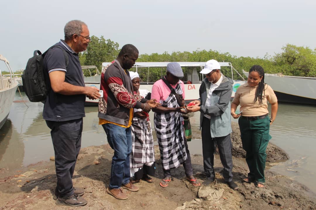 Le <a href="/prcmarine/">PRCM</a> est fier d'avoir mis à la disposition des communautés Bijagos, dans le cadre du projet Blue Bijagos, deux bateaux destinés au transport entre îles. Nous avons remis les clés de ces bateaux ce matin aux communatés en présence des directeurs de Tiniguena et de l'Ibap