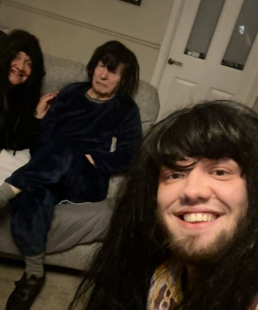 aaronfarny_b's tweet photo. Of course I’m watching #TheTraitors with the family, wearing a collection of black wigs in honour of the Queen of the castle Claudia 🏰 #TheTraitorsUK https://t.co/m1f59rHD5d
