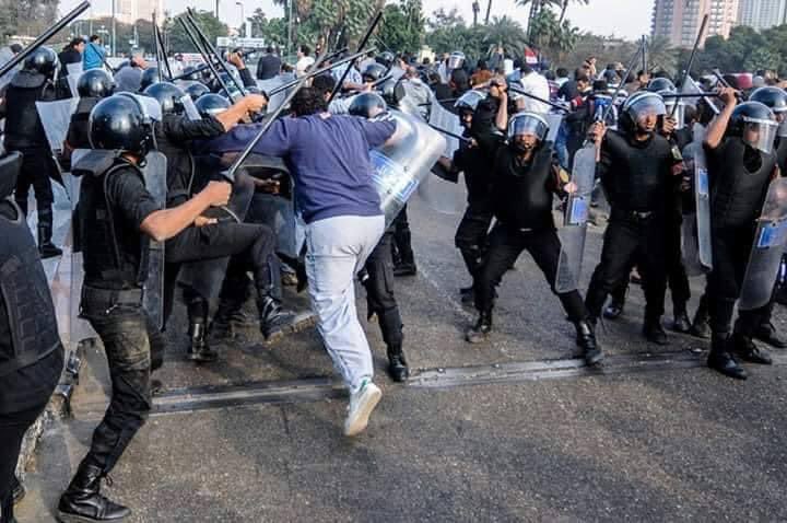 elselhab0's tweet photo. من الذى أوهمك أن الثورة تأتى بموعد
أو تقف فى مكان
الثورة أفكار ، والأفكار لا تموت
ولا تقتُلها دبابة أو مدرعة
ولا أُخفيكَ سراً ، هى أيضاً تنتصر
#ثورة_25_يناير_2011 https://t.co/ryGiXx0Uj1