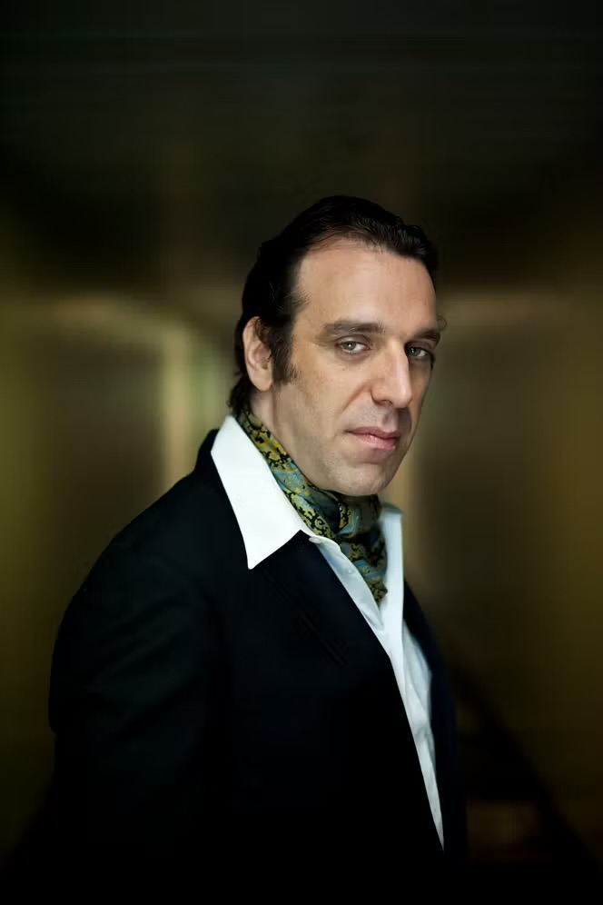🗣️ CHILLY GONZALES à propos du prochain ALBUM de KEKRA : 

“Kekra c’est quelqu’un avec une culture musicale de malade, qui a envie d’aller très loin. 
J’ai du passer une vingtaine de jours en studio avec lui et il m’a demandé de le pousser hors de sa zone de confort pour un album