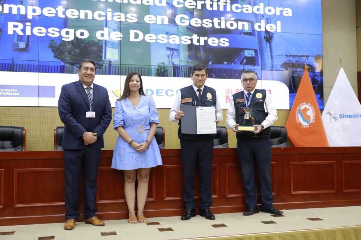 🔵🟢¡Fortalecemos el capital humano en la gestión del riesgo de desastres mediante la certificación de competencias profesionales! El Coneaces, órgano operador del Sineace, entregó distintivo de autorización al <a href="/indeciperu/">INDECI</a> como Entidad Certificadora de Competencias.