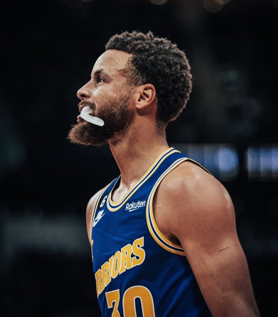 FrenchRapUS's tweet image. 🚨 LE MEILLEUR TIREUR DE L’HISTOIRE !

Steph Curry devient le premier joueur de tous les temps à dépasser 10 000 tirs à 3 points en NBA 🤯

10 000 tentatives, 4 222 réussites : c’est juste une FOLIE.