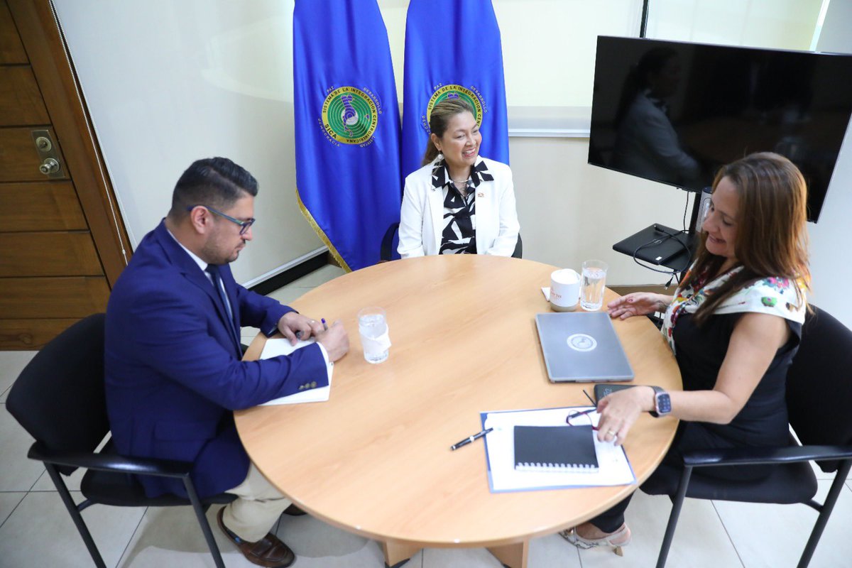 sg_sica's tweet photo. Recibimos en la #CasaDeCentroamérica a la embajadora de Costa Rica en El Salvador @EmbaCR_SV y ante el #SICA, Lina Ajoy, y con el Ministro Consejero, Josué Alejandro Gómez.

Al inicio de este año, se dialogó en torno al seguimiento de la agenda regional y los avances en la implementación del #PlanDeTrabajo de la SG-SICA  2022-2026.

🤝 Estos espacios con las Embajadas de los Estados Miembros del SICA son relevantes para la transparencia, la rendición de cuentas y la coordinación de esfuerzos alrededor de las prioridades regionales.

#TrabajamosJuntos #IntegraciónRegional