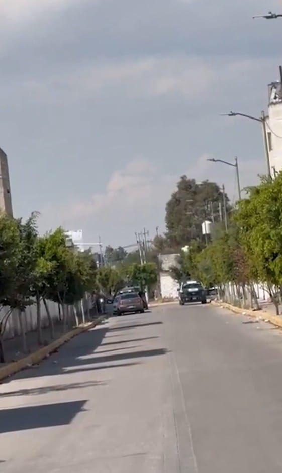 AbejorroMedia's tweet photo. 🚨🚨🚨

Esta mañana, habitantes de la colonia San Pablo de las Salinas descubrieron bolsas negras con aparentes restos humanos, las cuales fueron abandonadas sobre la banqueta en la calle De Las Crisantemas.

​El #hallazgo generó preocupación entre los padres de familia y vecinos, debido a que los restos fueron dejados en las inmediaciones de una escuela primaria de la zona.

Elementos de seguridad acordonaron el área para permitir que peritos de la Fiscalía realizaran las investigaciones correspondientes. Las autoridades ya trabajan en el análisis de cámaras y evidencias para dar con los responsables de este #crimen.

Info: @kaosanwar
Imágenes: redes sociales