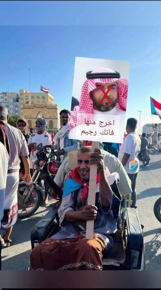 VIP_11_0's tweet image. ليس لكم قبول وغير مرحب بكم أخرج قبل أن يُكشر هذا الشعب أنيابه في وجهكم فعندها لن ينقذك أحد منهم