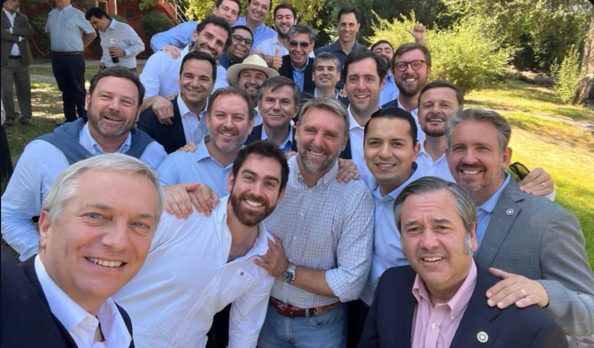 El daño realizado por el presidente <a href="/GabrielBoric/">Gabriel Boric Font</a> a la República es inconmensurable. El cónclave de la derecha chilena no tiene una sola corbata. 

¿Qué sigue? zapatillas, poleras con cuello redondo.

¿Camisas hawaianas y de samurái?