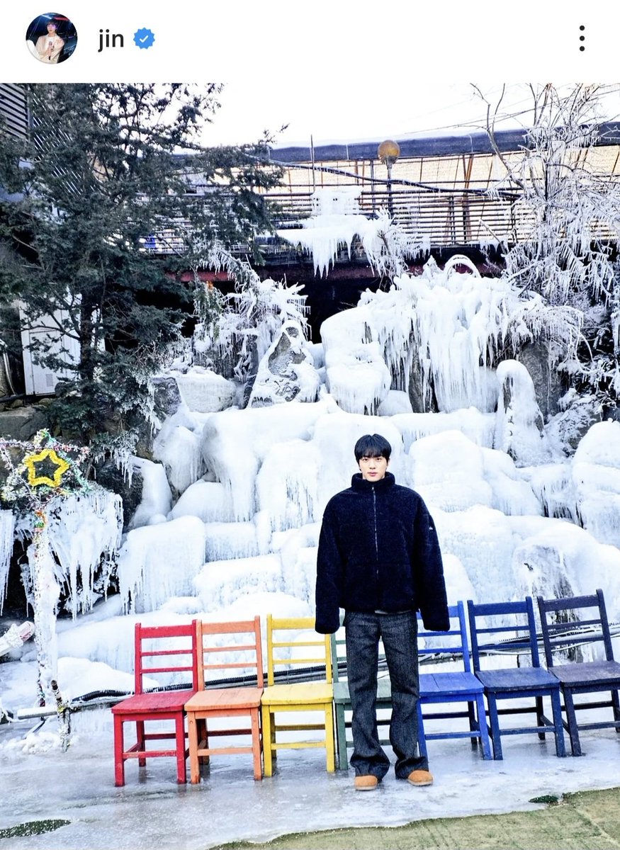 ん？？？
なんだろう…等身が…
#毎日ジン君 #BTSJin #BTS
#WeLoveYouJin
さすがWWH♡

椅子の数みて…ひとりで頷く夜