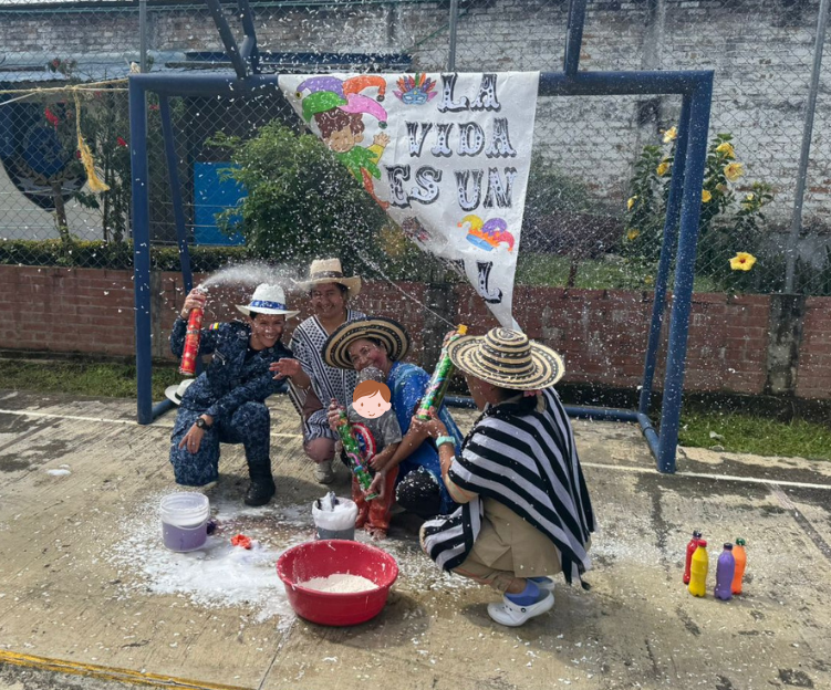 INPEC_Colombia's tweet photo. 🎭 ¡El Carnaval de la Vida llegó a #Popayán!
En el Gobierno del Presidente @petrogustavo, la infancia es prioridad. Gracias al equipo de Talento Humano del ERON, los hijos de las mujeres privadas de la libertad, disfrutaron de una jornada llena de amor y tiempo de calidad. ❤️✨ https://t.co/LXWacQt0Vg