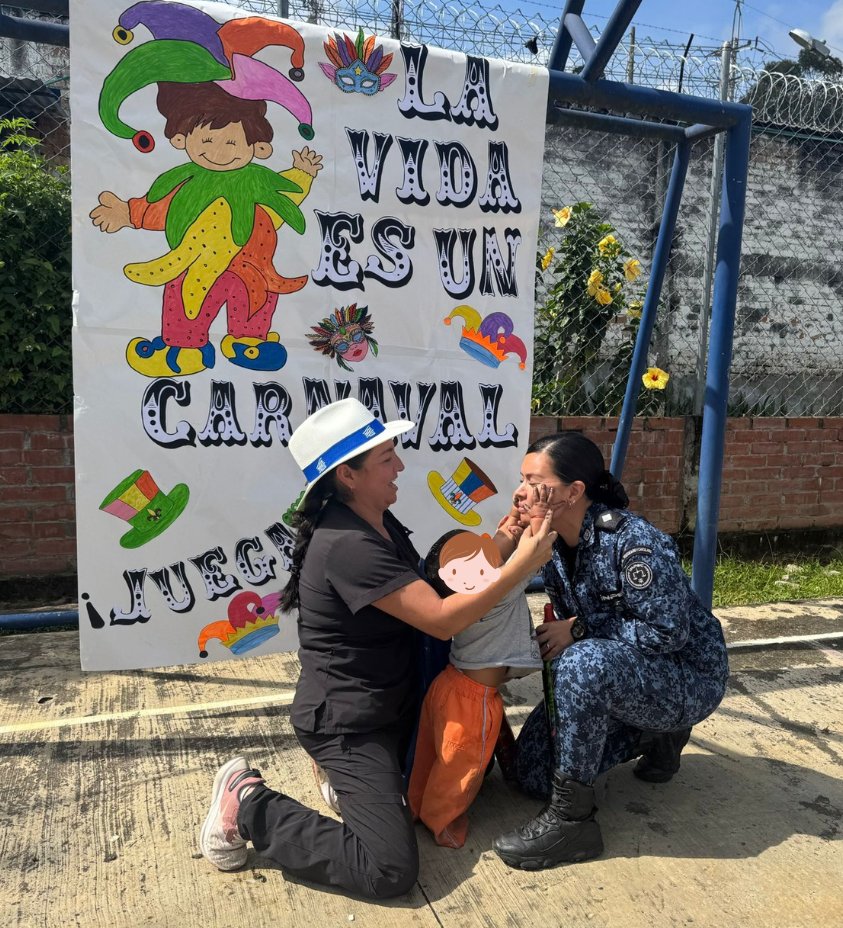 INPEC_Colombia's tweet photo. 🎭 ¡El Carnaval de la Vida llegó a #Popayán!
En el Gobierno del Presidente @petrogustavo, la infancia es prioridad. Gracias al equipo de Talento Humano del ERON, los hijos de las mujeres privadas de la libertad, disfrutaron de una jornada llena de amor y tiempo de calidad. ❤️✨ https://t.co/LXWacQt0Vg
