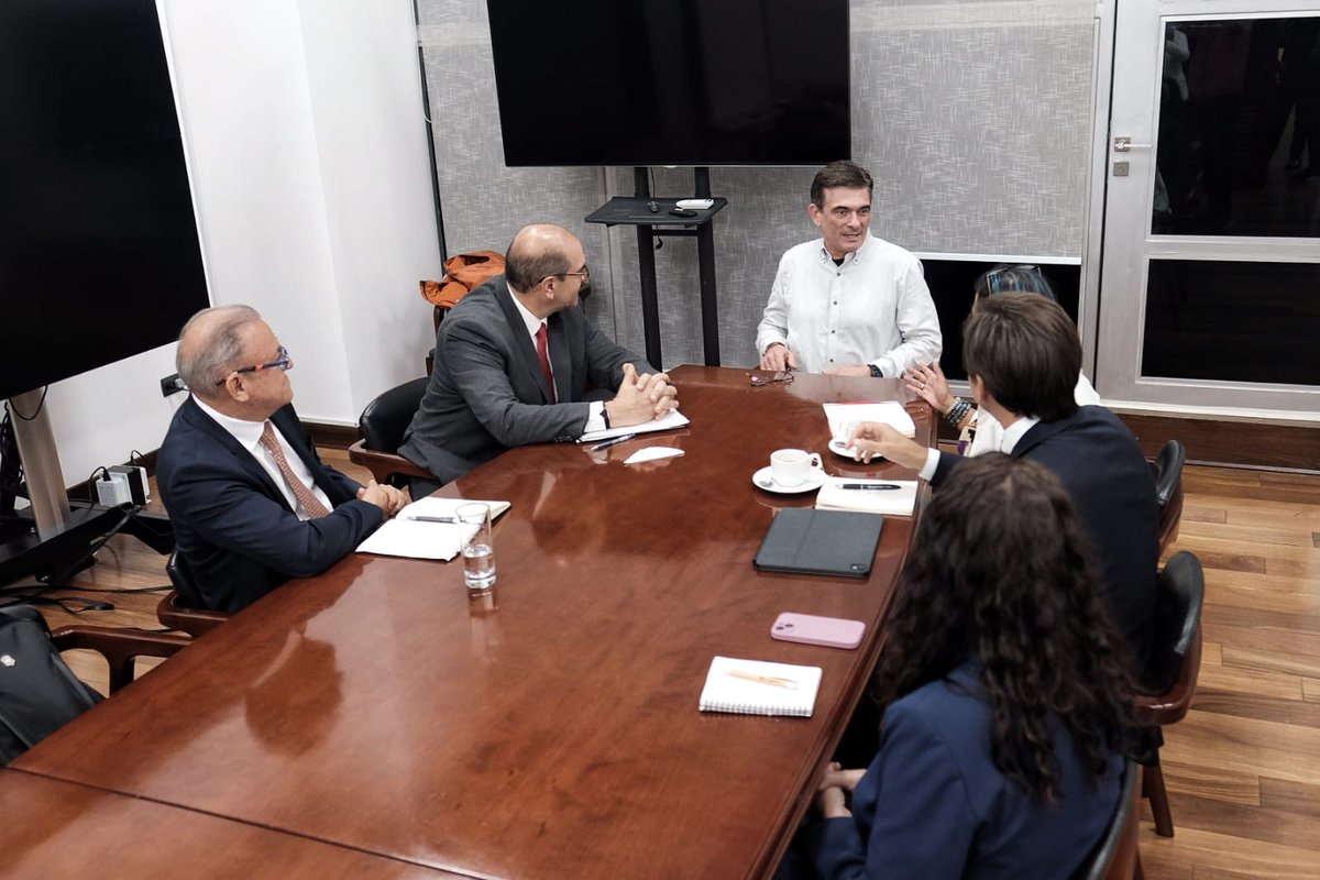 Conversación muy positiva con el Presidente <a href="/Rodrigo_PazP/">Rodrigo Paz Pereira</a> para potenciar la agricultura en #Bolivia: más ingresos y mejores empleos para pequeños productores, integración a cadenas de valor virtuosas y mayor rol en crecimiento, exportaciones y seguridad alimentaria. #AgriConnect