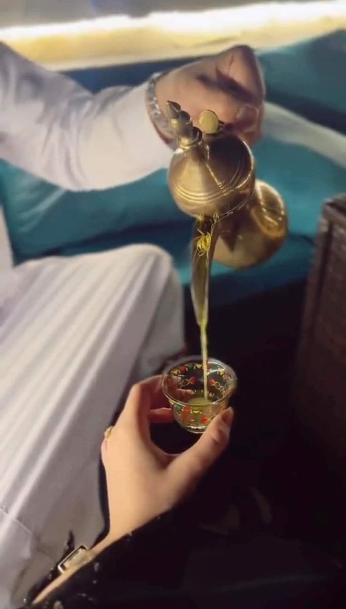 كــاس مليتــه بالــــوفا لاتكبــــه 
خلـه يبـلل بالوصـل يابـس الريـق

صبــه بقلبـي ثــم ملــه وصبـــه 
وان كـان ودك غرق القلـب تغريـق 

دام الهــوا راسـي وراسـك يهــبه 
خـذ سجـه تـرى زمــانك توافيــق 

تــرى حــلاوة العمـــر مـــ.ع مــن تحبــه 
شخــص يريـــدك عـن جميـع المخاليــق