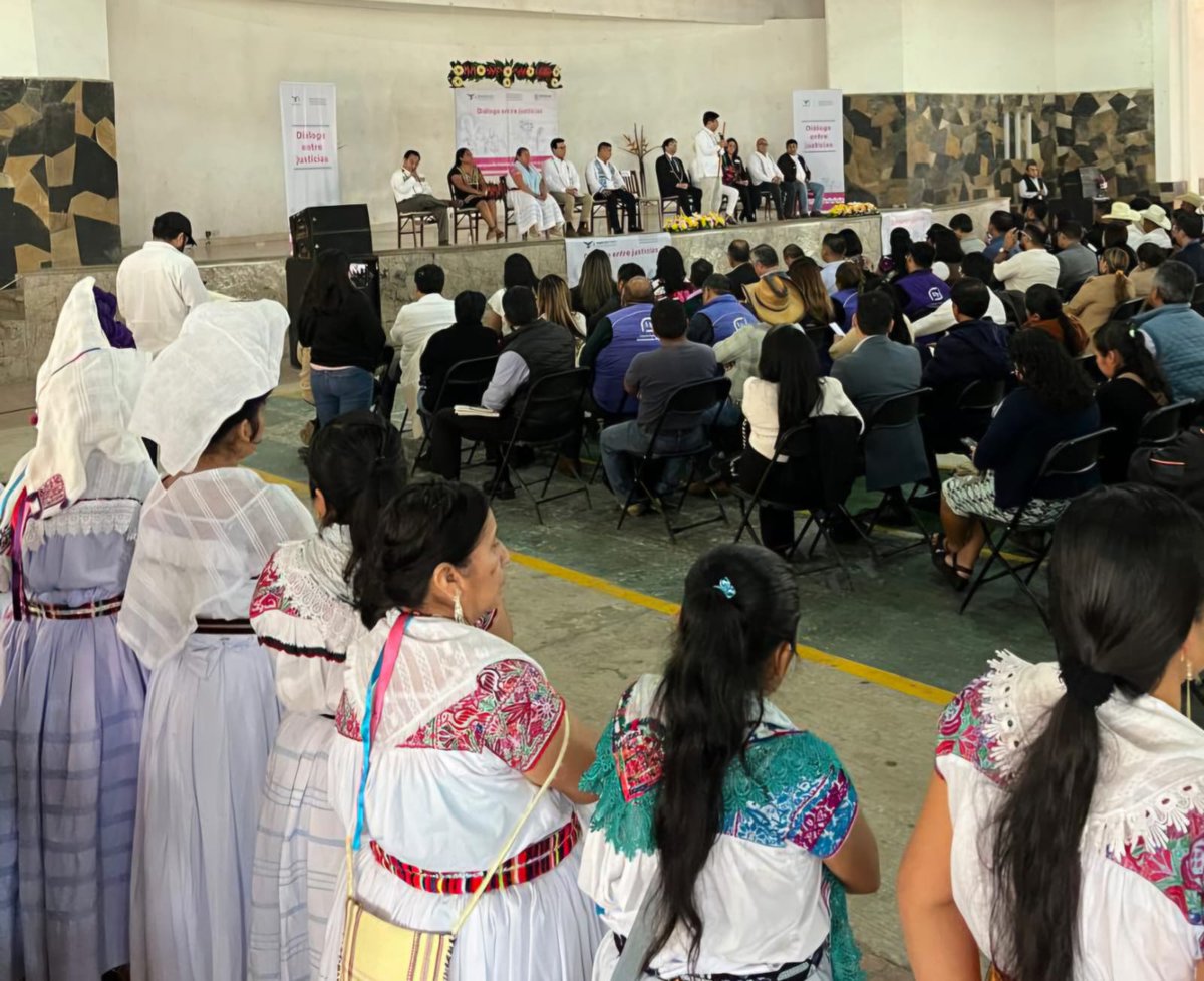 La #scjn realizó la tercera edición del Diálogo entre Justicias, un encuentro con juezas y jueces indígenas de los pueblos Nahua, Tutunakuj, y Ngíväs de la Sierra Nororiental de Puebla, para escuchar directamente a las comunidades y sus realidades.

El diálogo contó con el