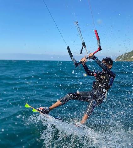 emekavoces's tweet image. 🔴🇺🇾 #AHORA #PuntaDelEste Nuevo rescate de @Prefectura_Uy. Dos personas en tablas de kitesurf  terminaron varias millas náuticas mar adentro. Uno de los de los dos kitesurfers sería tercera vez que deben recatarlo aquí en Punta del Este. Salieron de Manantiales y terminaron a más…