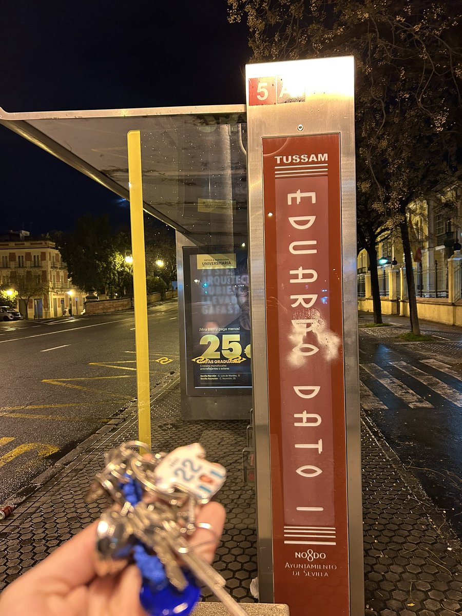 Juanmivegar's tweet image. Si alguien ha perdido unas llaves en la parada de Eduardo Dato a la altura del Puente, las he dejado en el Miguelete.