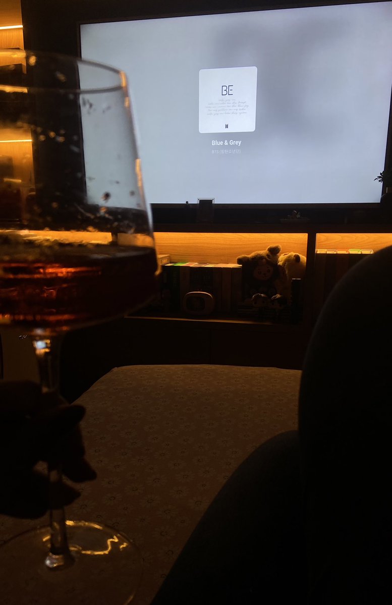 hellenbr71's tweet image. cheguei, limpei meu quarto, abri um vinho e estou aqui criando coragem pra reagir e tentar fazer algo nessa noite de sexta.. ✨