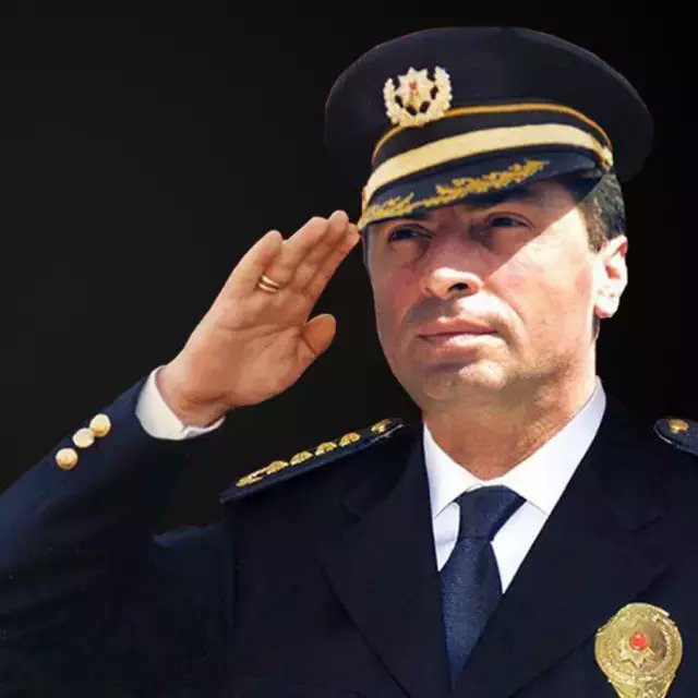Mamey_63's tweet photo. İnsanların sevgiye, saygıya ihtiyacı vardır. Biz halk için varız.. Bana "git orda halkın canını, malını, namusunu koru dediler. Onun için geldim. #AliGaffarOkkan'ı şehit oluşunun yıldönümünde Saygı, Özlem ve Gururla Anıyoruz...
24 Ocak 2001... https://t.co/6tiHVo9Vyj
