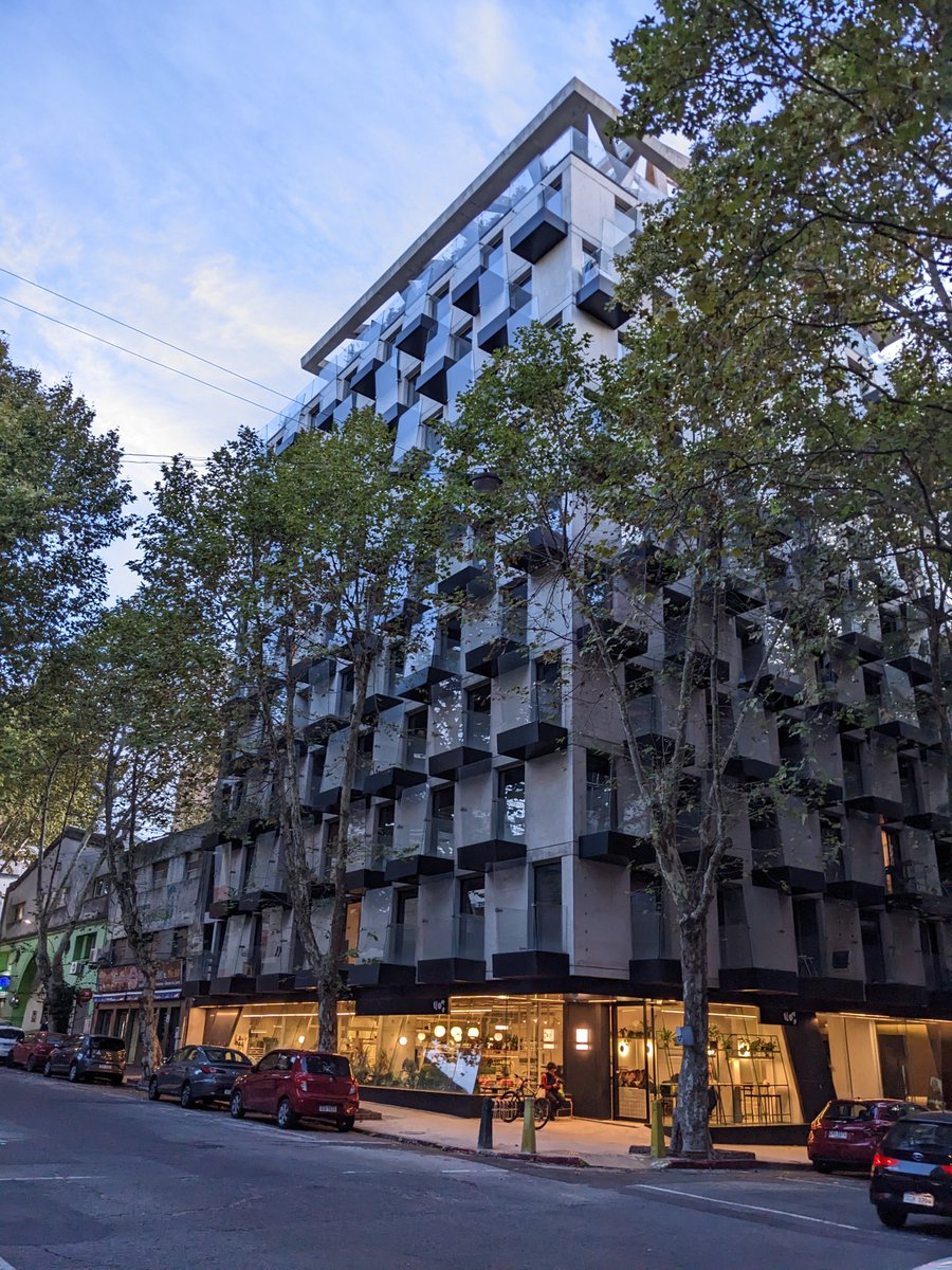 TejoMattioli's tweet image. va comentario esteticista: Hay unos desarrolladores inmobiliarios que se mandan unos edificios super interesantes en Montevideo, se llaman Ixou. Habían arrancado con desarrollos en Barrio Sur y Cordón, hoy giraron a áreas más tradicionales.