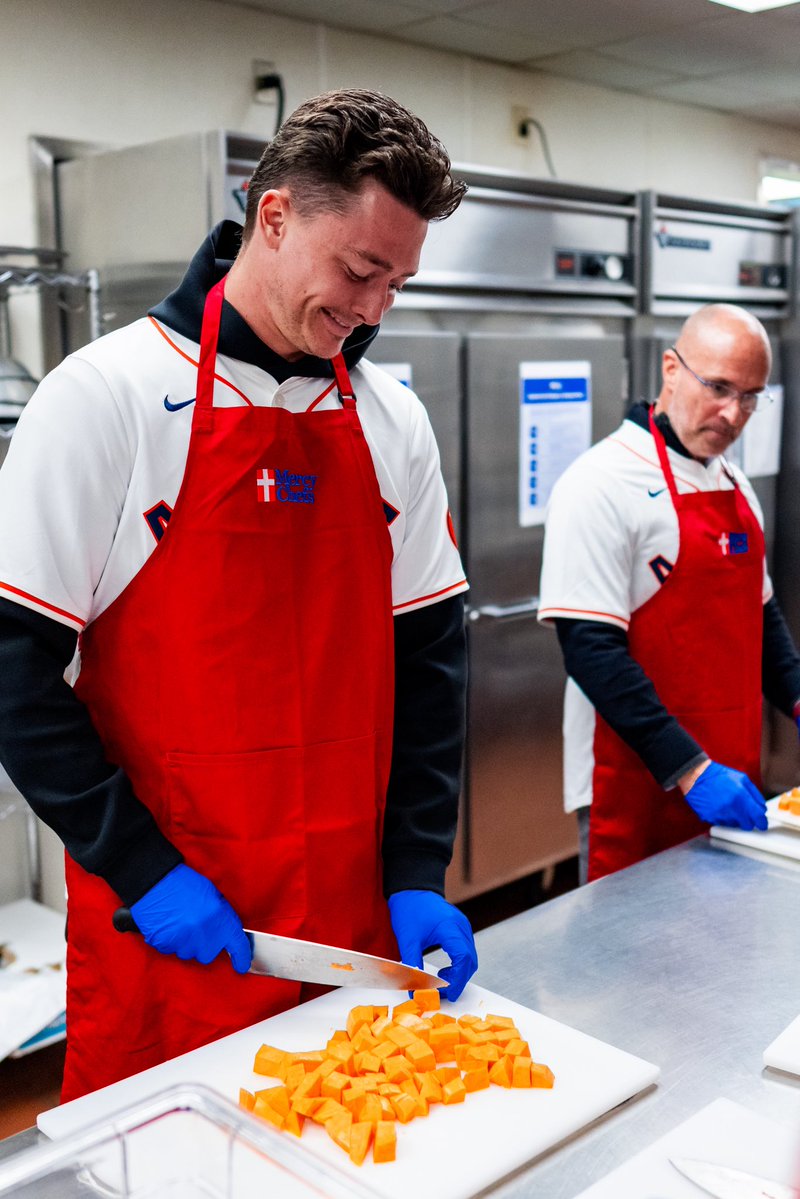 Helping our Texas neighbors. 🫶
#AstrosCaravan stopped by @MercyChefs in Ingram to help prep and distribute meals in support of our friends in Central Texas.
