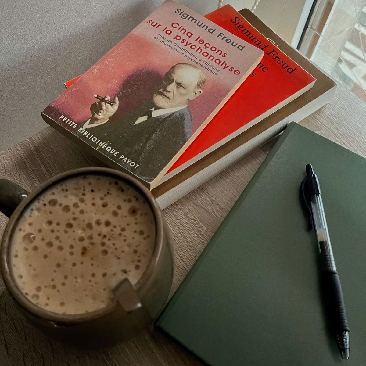 wrichieed's tweet image. ༘⋆📻˚ ⋆｡˚!! #Radioapple #Appleradio||
Socmedia/Human Au

Donde Lucifer lleva a Charlie a terapia tras el divorcio con Lilith, sin esperar que el psicólogo sea su gran amor del pasado.

O

Donde Alastor es el terapeuta y el reencuentro con Lucifer revive lo que creía olvidado.