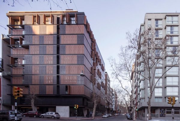 TejoMattioli's tweet image. va comentario esteticista: Hay unos desarrolladores inmobiliarios que se mandan unos edificios super interesantes en Montevideo, se llaman Ixou. Habían arrancado con desarrollos en Barrio Sur y Cordón, hoy giraron a áreas más tradicionales.