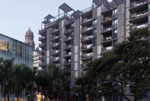 TejoMattioli's tweet image. va comentario esteticista: Hay unos desarrolladores inmobiliarios que se mandan unos edificios super interesantes en Montevideo, se llaman Ixou. Habían arrancado con desarrollos en Barrio Sur y Cordón, hoy giraron a áreas más tradicionales.