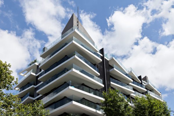 TejoMattioli's tweet image. va comentario esteticista: Hay unos desarrolladores inmobiliarios que se mandan unos edificios super interesantes en Montevideo, se llaman Ixou. Habían arrancado con desarrollos en Barrio Sur y Cordón, hoy giraron a áreas más tradicionales.