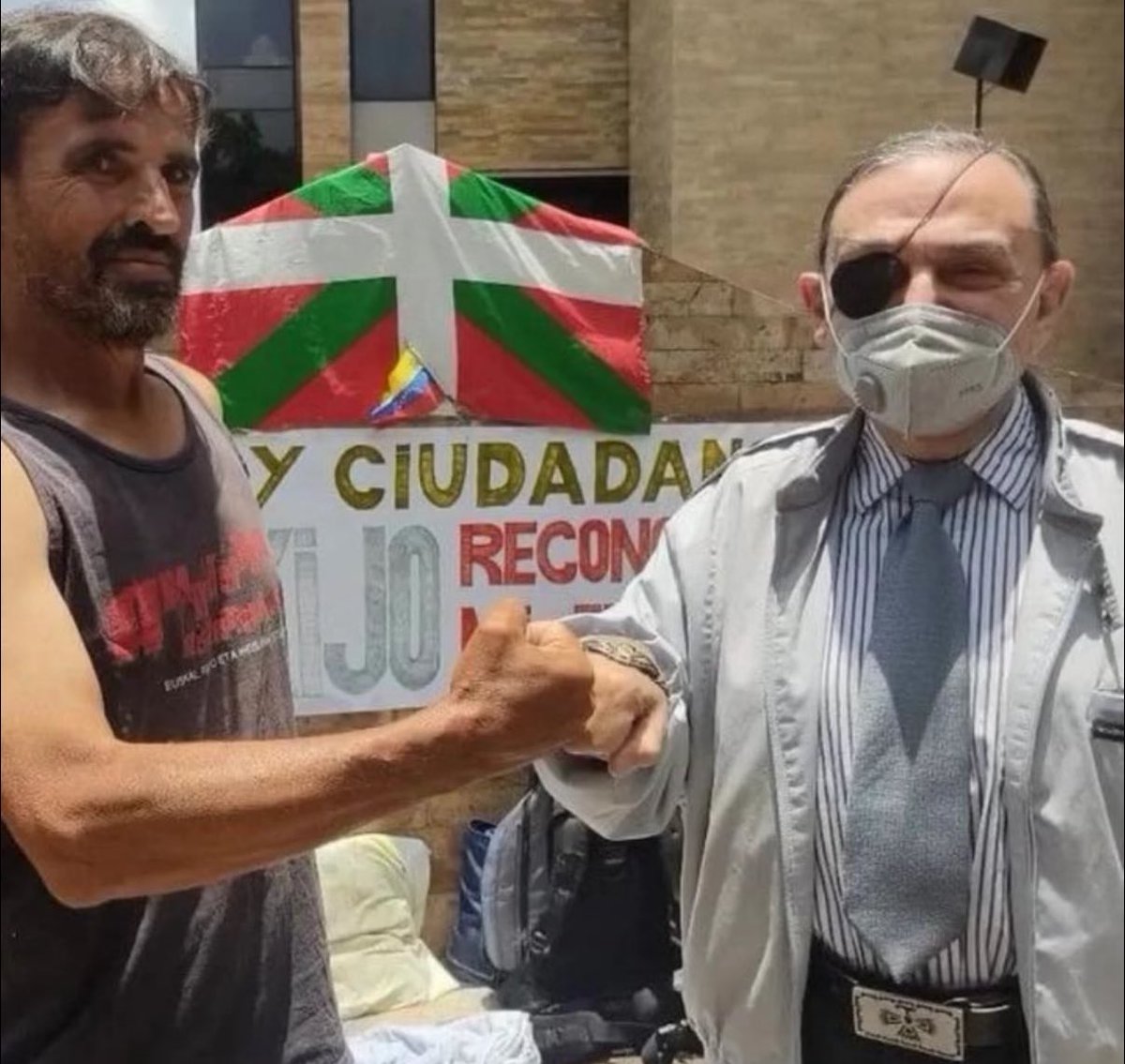 <a href="/WalterDossier/">Walter Martínez</a> no solo fue un gran analista también estuvo en el lado humano del internacionalismo donde los hombres pensantes dejamos huellas, siempre seras recordado por apoyarnos en la Lucha de <a href="/Borrokaz/">Asier Guridi Zaloña</a> la cuál fue una batalla titanica!!