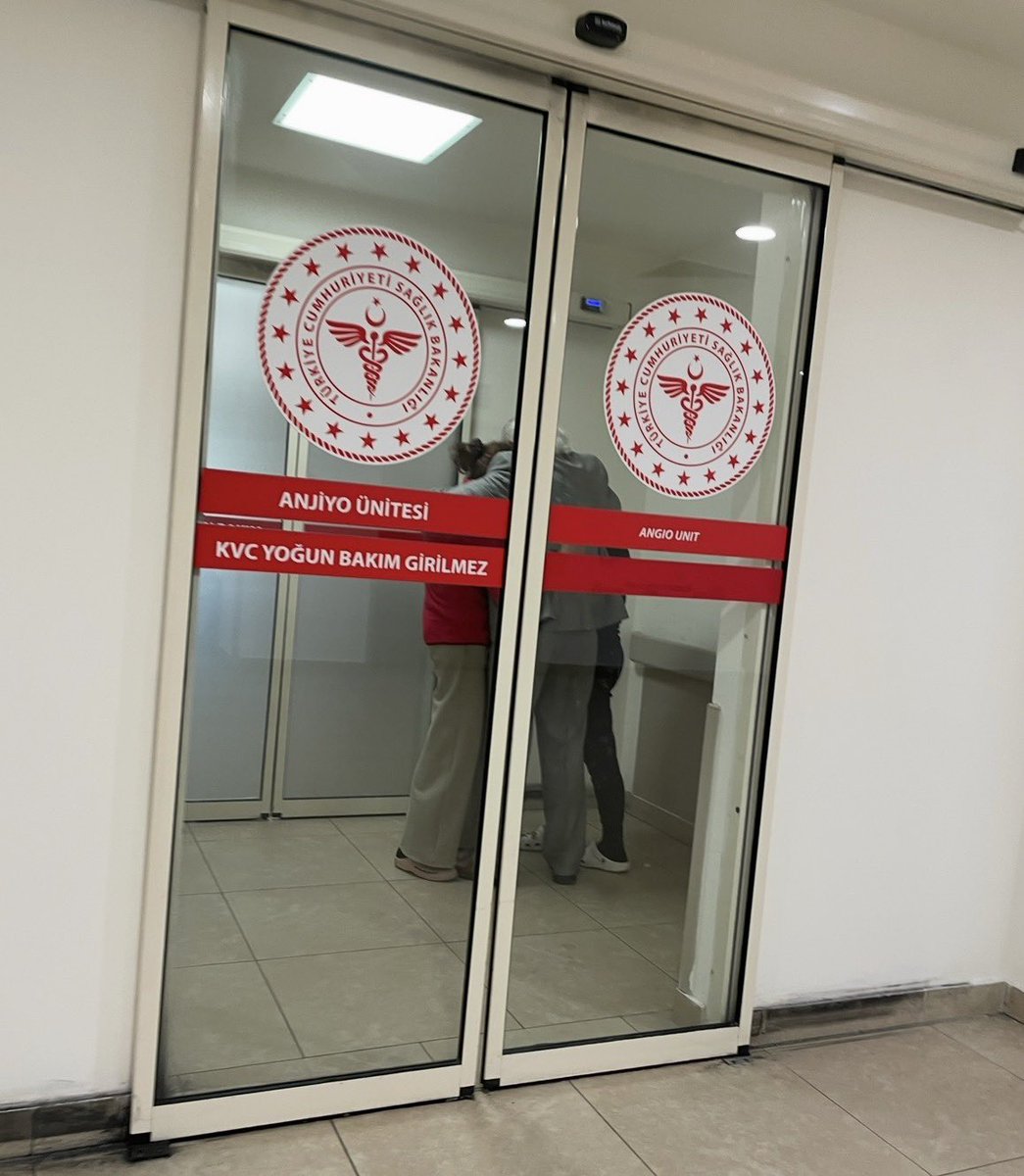 Aylin aradı sabah, “Ahmet bıçaklanmış” dedi, bir korkuyla “Ne diyosun sen be” dedim. Sonra teyzeme, annemin hasta olduğunu, hazırlanması gerektiğini söyledik. Onu aldık. Yolda sürekli sakinleştirmeye çalıştım. “Kaykayını istemiştir, vermemiştir, çizik atmışlardır, iyidir” dedim.