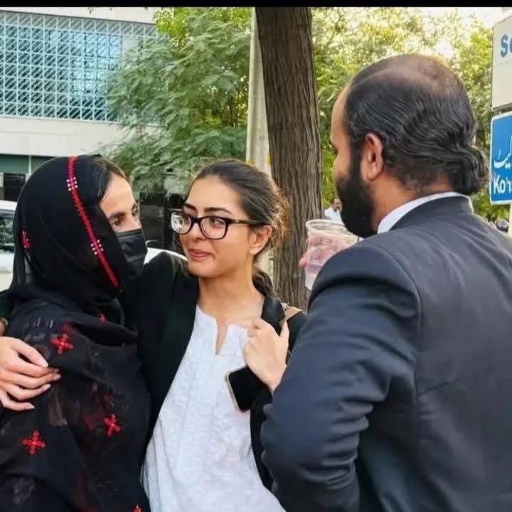 SmIbrahimAdv1's tweet photo. اسلام آباد میں نڈر وکیل ایمان مزاری ایڈووکیٹ اور ہادی ایڈووکیٹ کی گرفتاری اور کشمیری صحافی سراب برکت کی مسلسل قید، آزادیٔ اظہار اور قانون کی تضحیک ہے۔
اختلافِ رائے جرم نہیں!
#ReleaseImanMazari #ReleaseSarabBarkat #FreeSpeech #HumanRightsViolations https://t.co/xaJOvrMejF