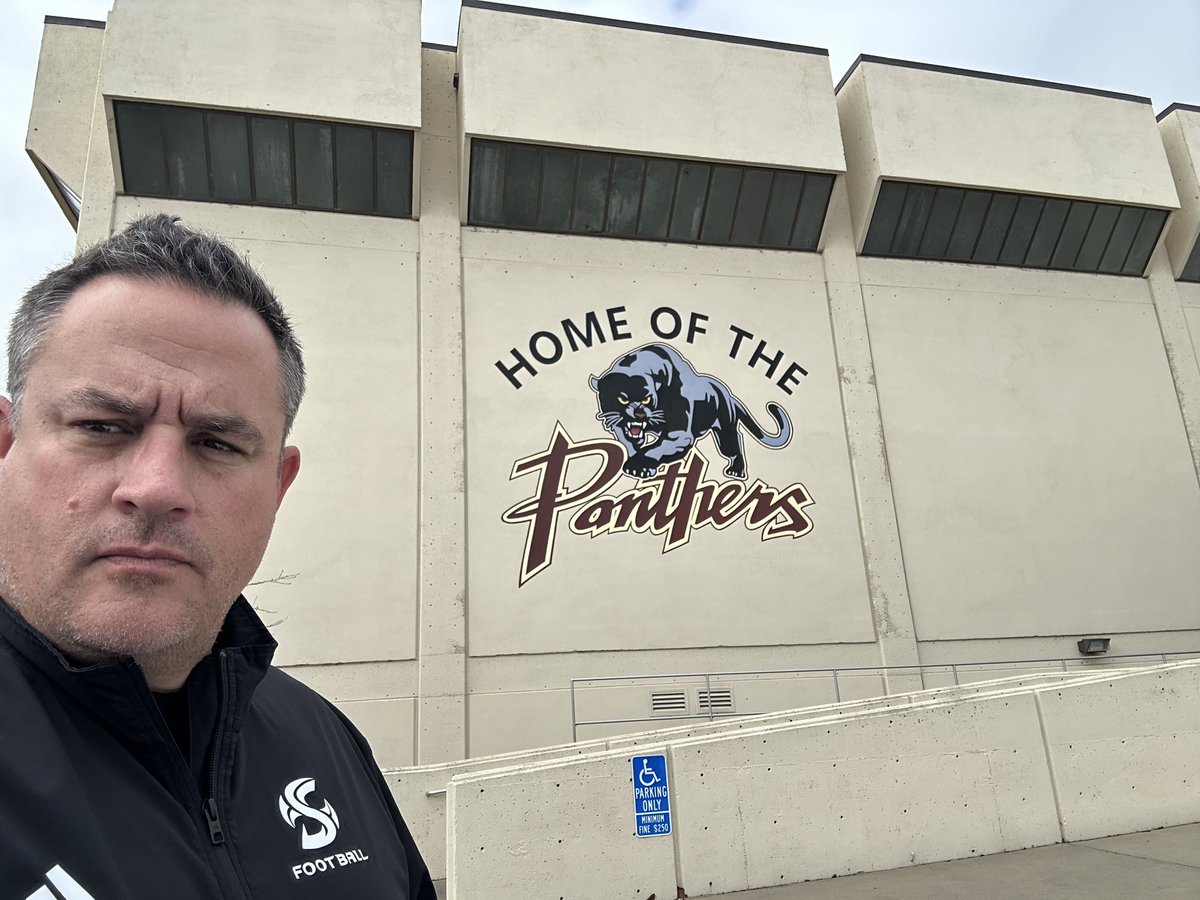 Joshbrown66's tweet photo. Lived visiting with @HMOB_Football and their new head coach @coachABerlanga program is definitely on the rise!
#ZoTime
#StingerUp
#Greenline https://t.co/F9LuDz5MKY