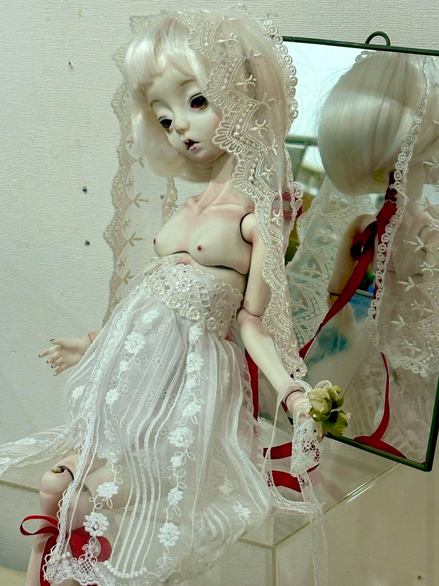 スパンアートギャラリー（<a href="/spanart_gallery/">スパンアートギャラリー</a> ） 「wonder doll in JAPAN」！が本日よりスタートです！

✨リリー
42センチ、ビスク、グラスアイ 

10種類のレースだけを組み合わせた衣装の、純白の少女です💕
うなじには赤いシルクリボンを通しています🎀
会いに行ってくださると嬉しいです☺️