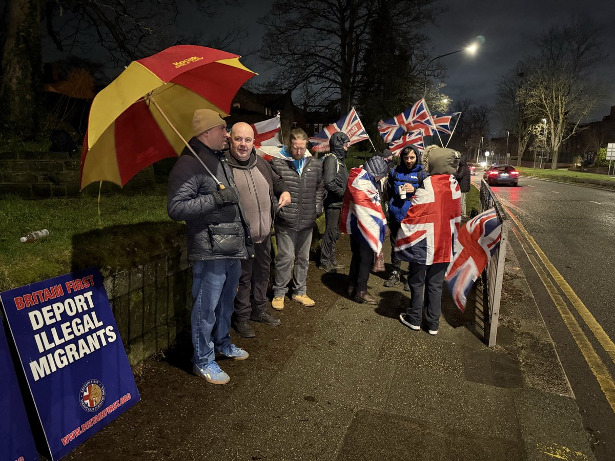 BritFaithful's tweet image. Altrincham patriots in great spirits outside the Cresta court in the freezing wind. We will not stop! 🇬🇧✌️#CrestaCourtHotel #sendthemback #saveourkids @AshleaSimonBF @GoldingBF @loulou81079