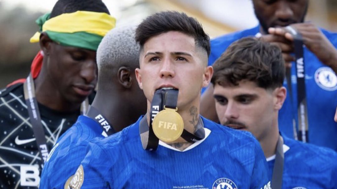 ejf249's tweet image. enzo y su costumbre de ganar títulos y morder medallas🫦 GOAT