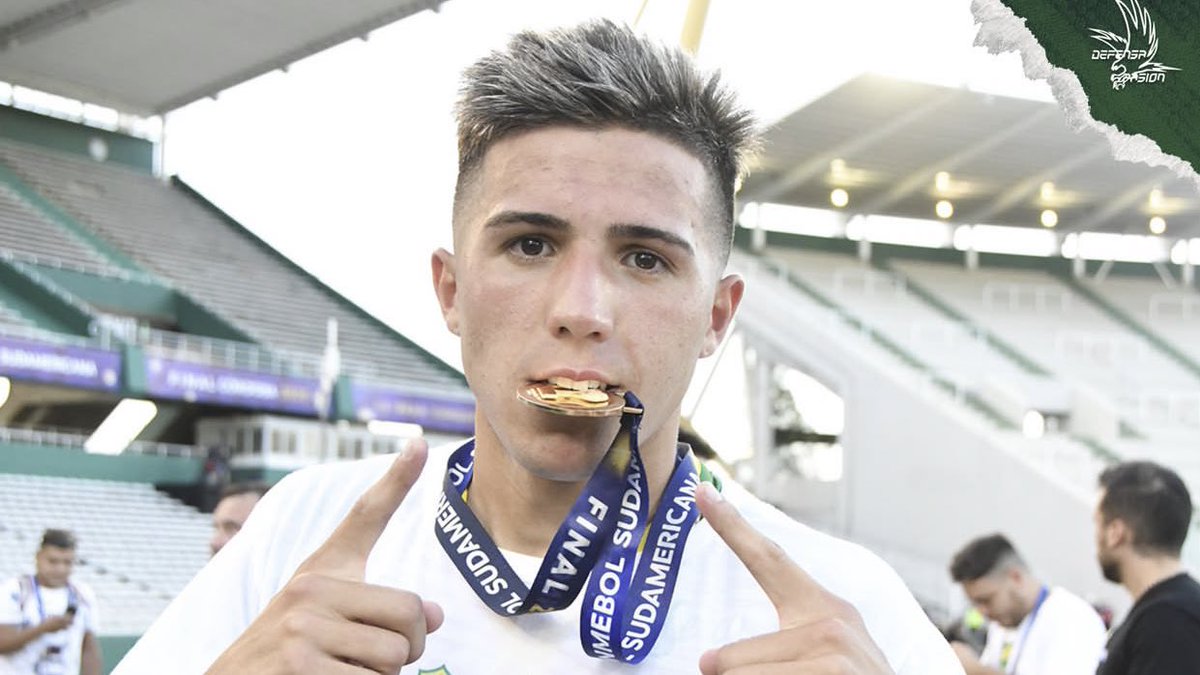 ejf249's tweet image. enzo y su costumbre de ganar títulos y morder medallas🫦 GOAT