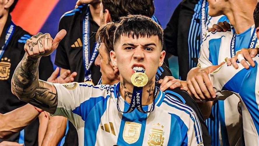 ejf249's tweet image. enzo y su costumbre de ganar títulos y morder medallas🫦 GOAT