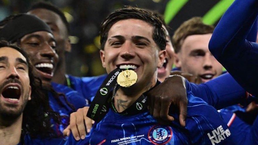 ejf249's tweet image. enzo y su costumbre de ganar títulos y morder medallas🫦 GOAT