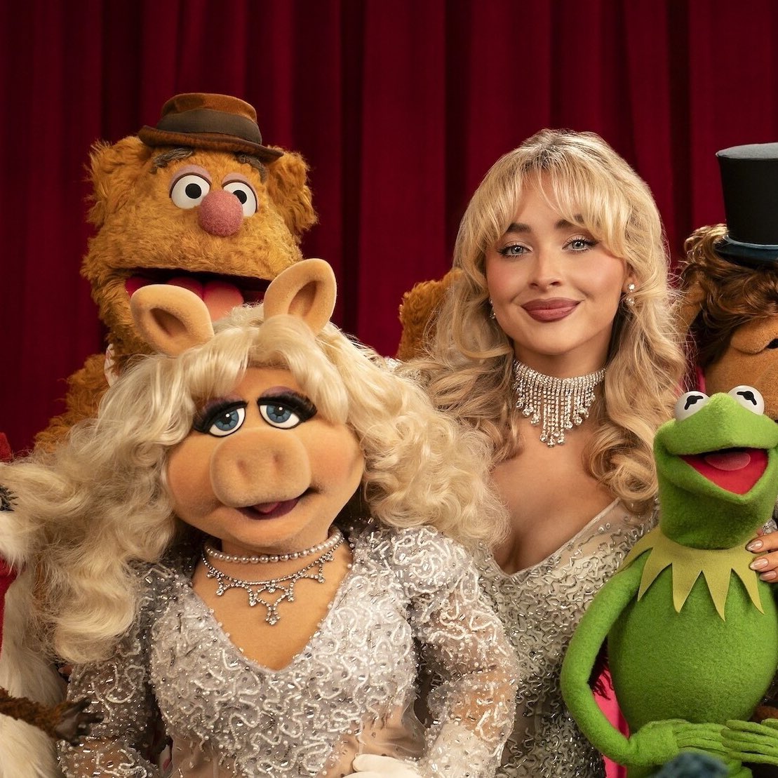 camzehm's tweet image. I love how people were trying to insult sabrina by saying she looks like miss piggy but then sabrina just decided to go on the muppets show and twin with her anyway like she really don’t gaf I love her 😭