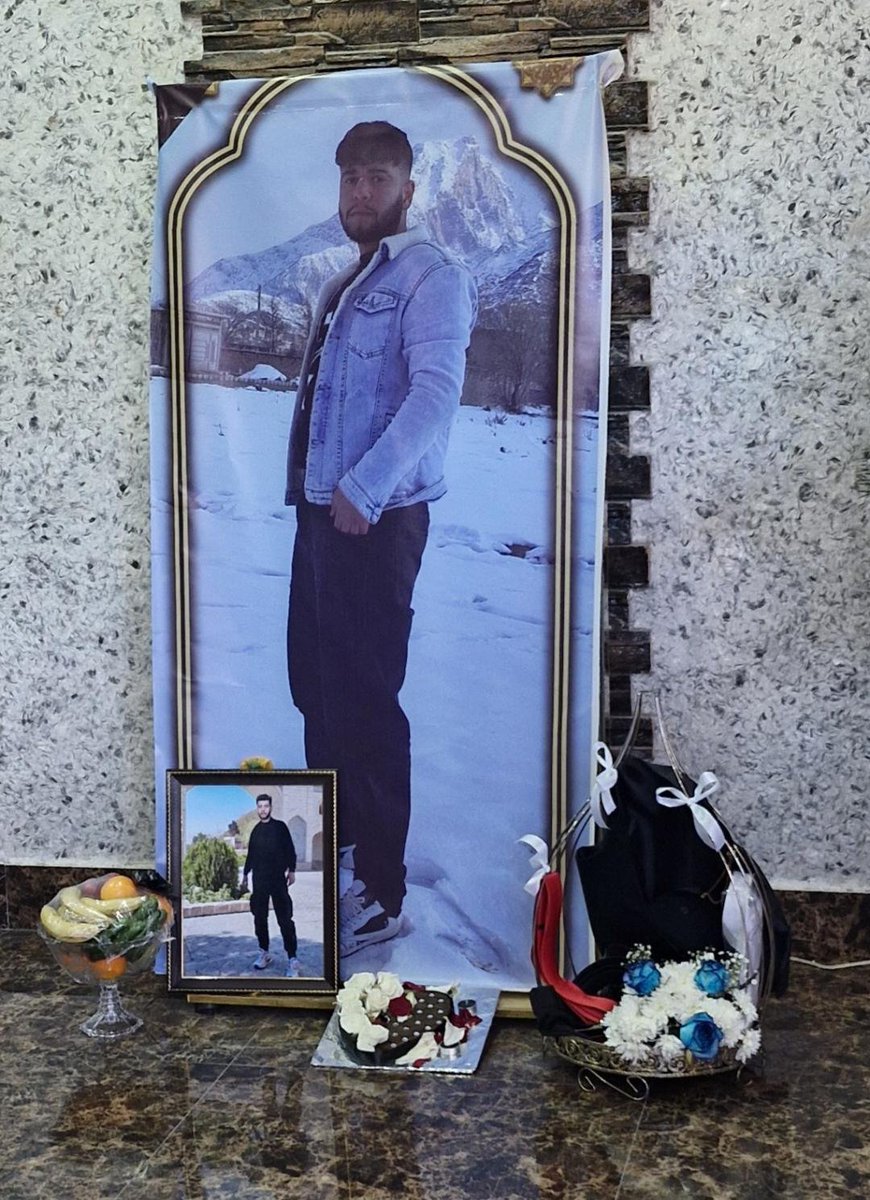 HeKasrehCrisis's tweet image. پیام:

«سید علیرضا موسوی، ۲۳ ساله، ۲۰ ام، ساعت ۸ و نیم شب توی خیابون بصیرت فولادشهر اصفهان وقتی که تنها بود، یک موتوری اومد کنارش و این نشست روی زمین و کلاه کاپشنشو کشید روی سرش و گفت فقط توروخدا نزنید و اونا اسلحه رو روی کمرش گذاشتن ساچمه زدن. پخش کننده داشته، ۵۰ تا ساچمه وارد…