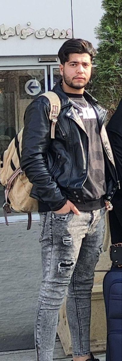 HeKasrehCrisis's tweet image. پیام:

«سید علیرضا موسوی، ۲۳ ساله، ۲۰ ام، ساعت ۸ و نیم شب توی خیابون بصیرت فولادشهر اصفهان وقتی که تنها بود، یک موتوری اومد کنارش و این نشست روی زمین و کلاه کاپشنشو کشید روی سرش و گفت فقط توروخدا نزنید و اونا اسلحه رو روی کمرش گذاشتن ساچمه زدن. پخش کننده داشته، ۵۰ تا ساچمه وارد…