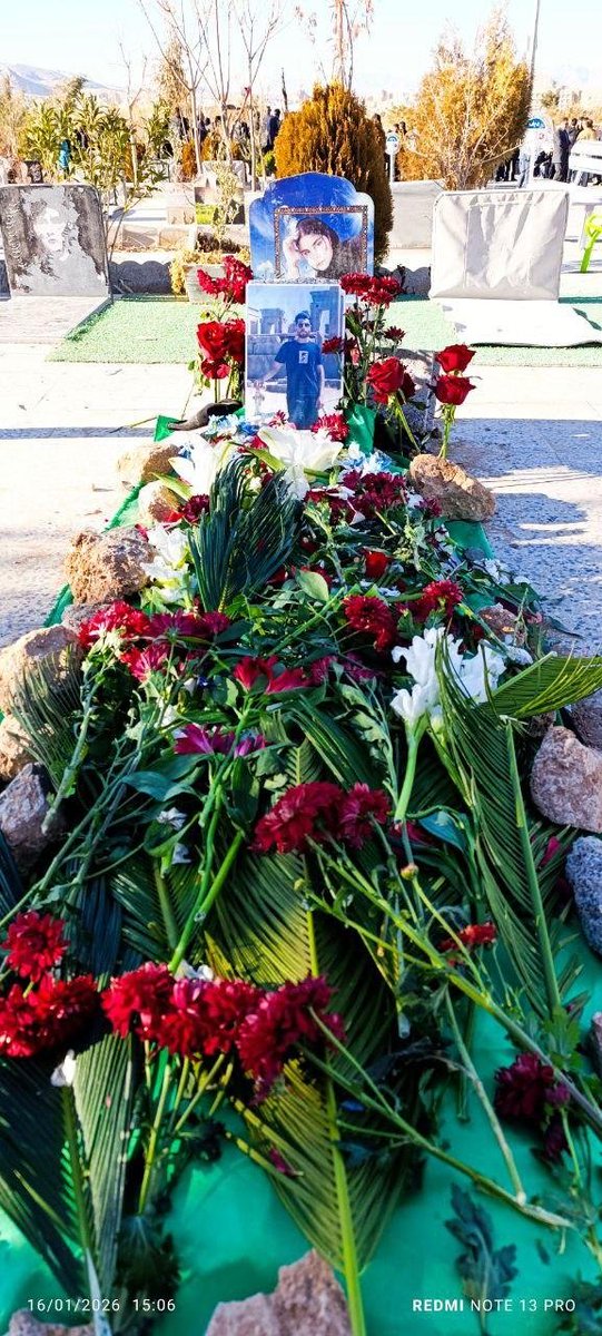 HeKasrehCrisis's tweet image. پیام:

«سید علیرضا موسوی، ۲۳ ساله، ۲۰ ام، ساعت ۸ و نیم شب توی خیابون بصیرت فولادشهر اصفهان وقتی که تنها بود، یک موتوری اومد کنارش و این نشست روی زمین و کلاه کاپشنشو کشید روی سرش و گفت فقط توروخدا نزنید و اونا اسلحه رو روی کمرش گذاشتن ساچمه زدن. پخش کننده داشته، ۵۰ تا ساچمه وارد…