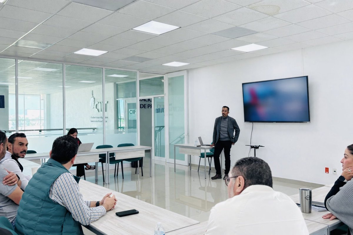 Hoy sostuvimos una reunión de trabajo con empresarios y presidentes de algunos de los organismos socios del Consejo Coordinador Empresarial de Celaya.
Un espacio de diálogo franco, visión compartida y coordinación, enfocado en lo que viene para este 2026.

Este año se abre como
