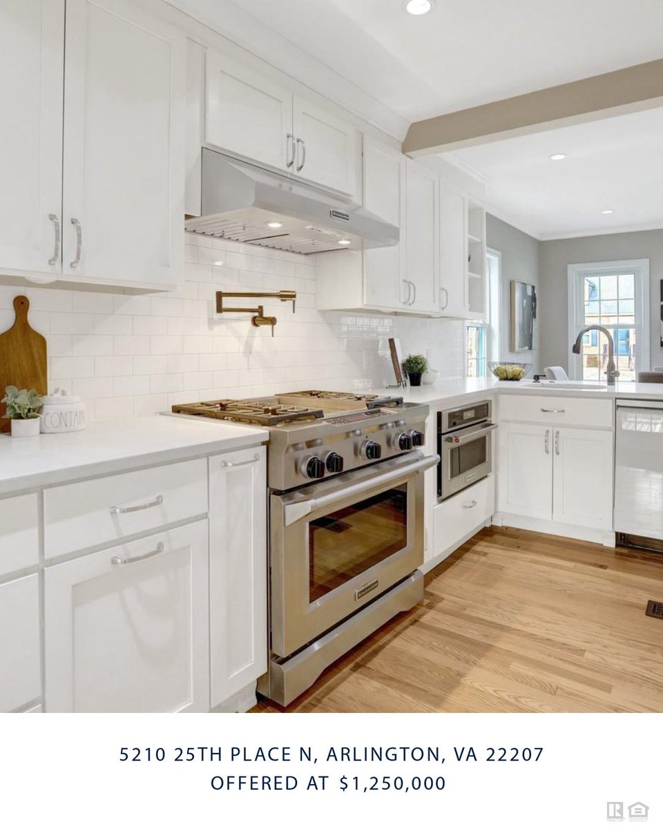 LMensing's tweet photo. Open House today 2:00–4:00 PM in Arlington. Come by before the snow hits.❄️❄️

Beautifully updated Cape Cod with 3 BR, 2.5 BA, open floor plan, screened-in porch, fenced yard, patio, and shed. Located in the Yorktown neighborhood off N. George Mason.

https://t.co/tkek2EesRl https://t.co/j8lUbdgqpm