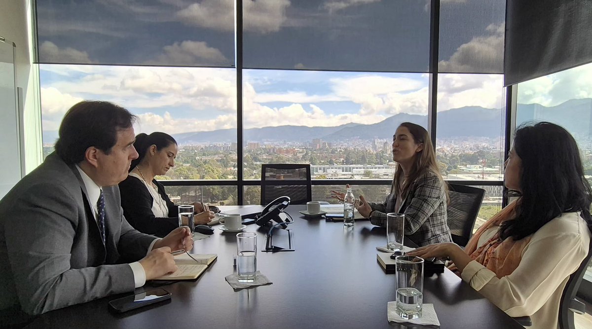 En la #RedPRO estamos convencidos del poder del trabajo en equipo. Hoy <a href="/MariaIUlloa/">Maria Isabel Ulloa</a>, presidenta de la Red y  <a href="/GheidyGallo/">Gheidy Gallo Santos</a> de <a href="/pro_boyaca/">ProBoyacá</a> se reunieron con <a href="/NicolasBotero/">Nicolás Botero - Páramo Gaviria</a> de <a href="/Confecamaras/">Confecámaras</a> y hablaron de oportunidades conjuntas.
¡Seguiremos sumando por Colombia 🇨🇴 desde las regiones!