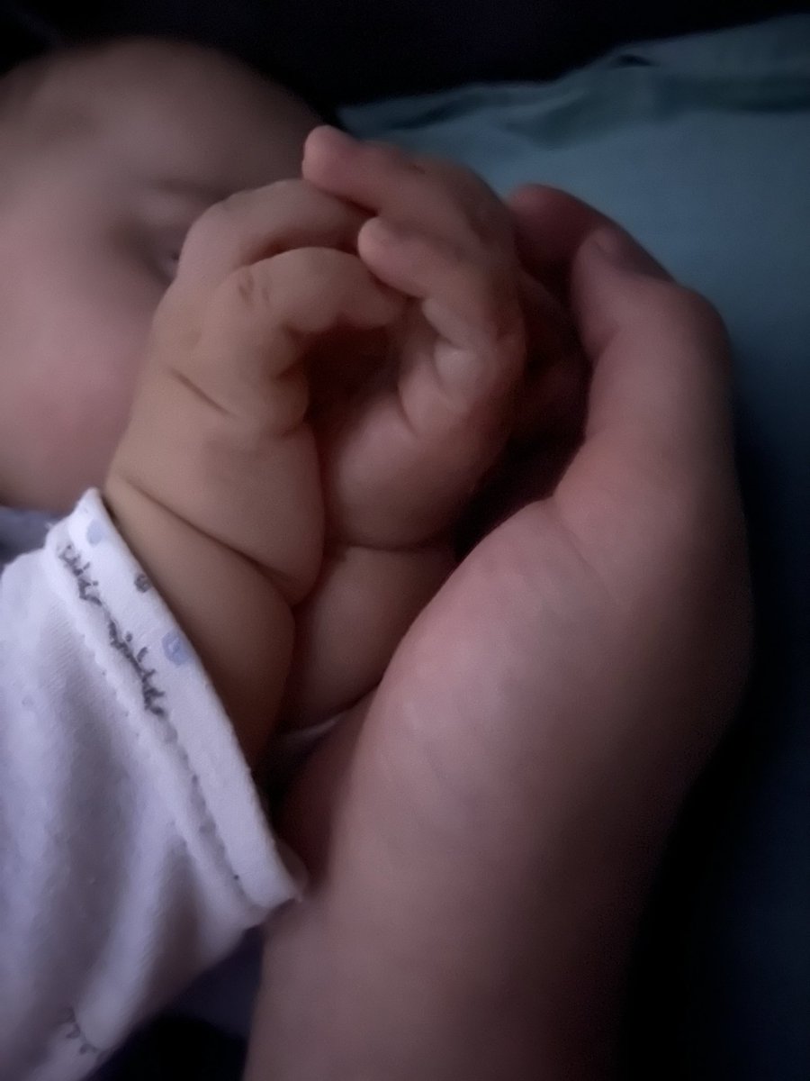 Ellerini getirip avucuma koyması♥️