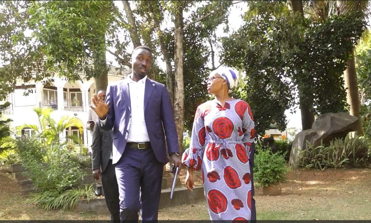 ug_lawsociety's tweet image. POST-ELECTION AFTERMATH: Our most perpendicular VP @AsiimweAnthony2, and Treasurer, @IsikoArthur—representing the President, @IsaacSsemakadde, SC, and the entire Governing Council—led the #RapidResponse team on a courtesy visit to the home of the former Presidential Candidate in